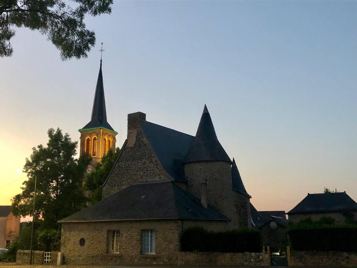 Manoir De La Grand'Cour Bed and Breakfast Soulgé-sur-ouette Exteriör bild